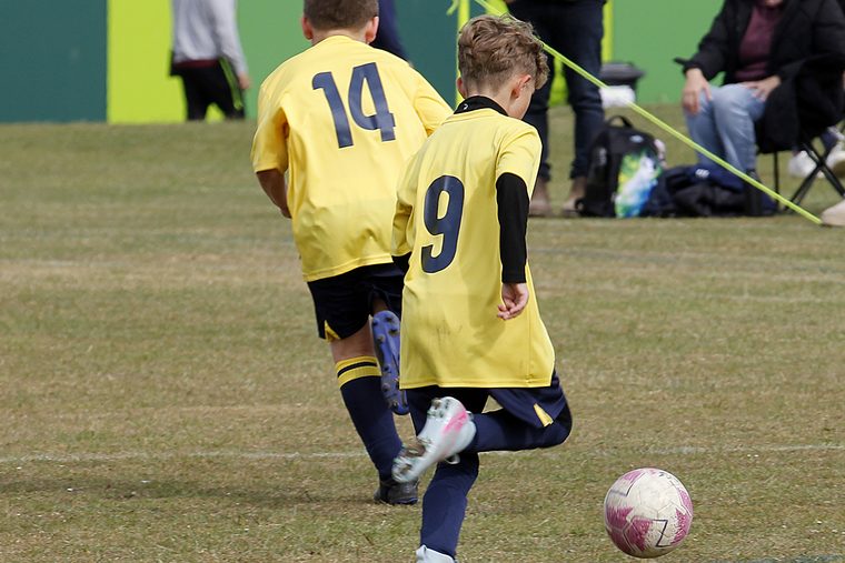 A Southside Star player chasing the ball down the wing